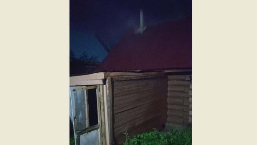 Обгорела внутренняя обшивка строения.