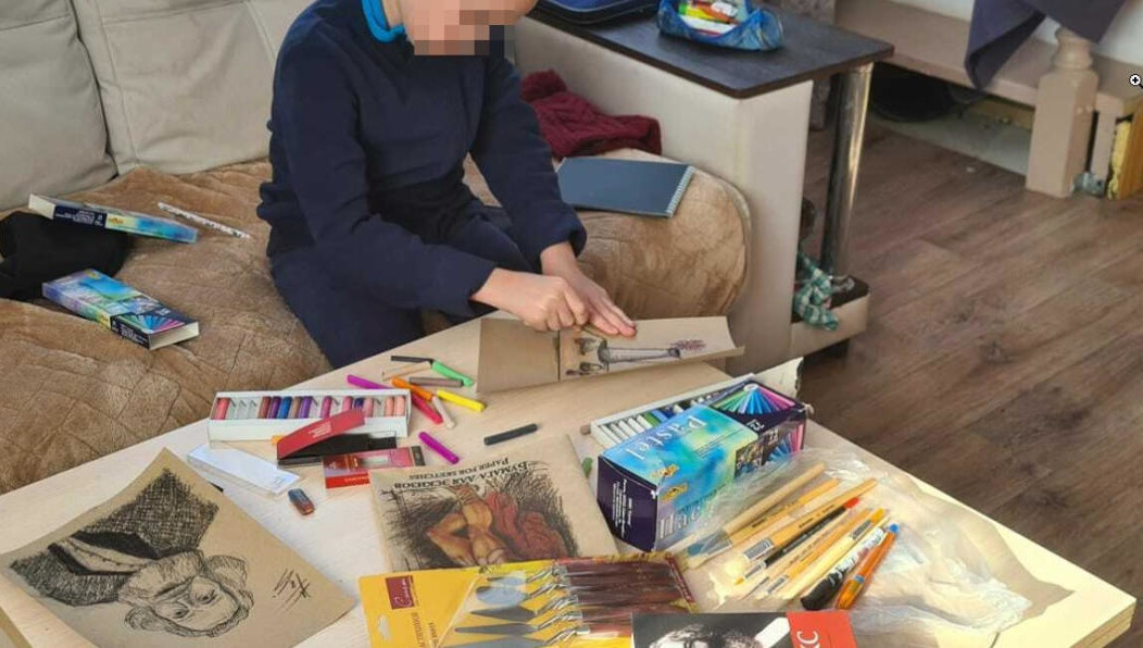 Ребенок нарисовал прекрасный портрет Юрия Гагарина.