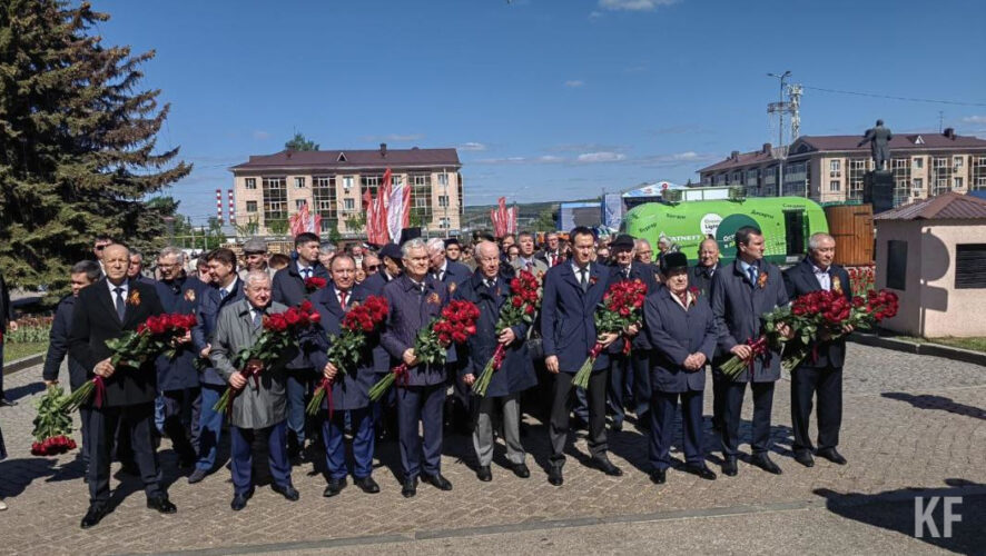 Глава Альметьевского района поздравил жителей с Днем Победы.