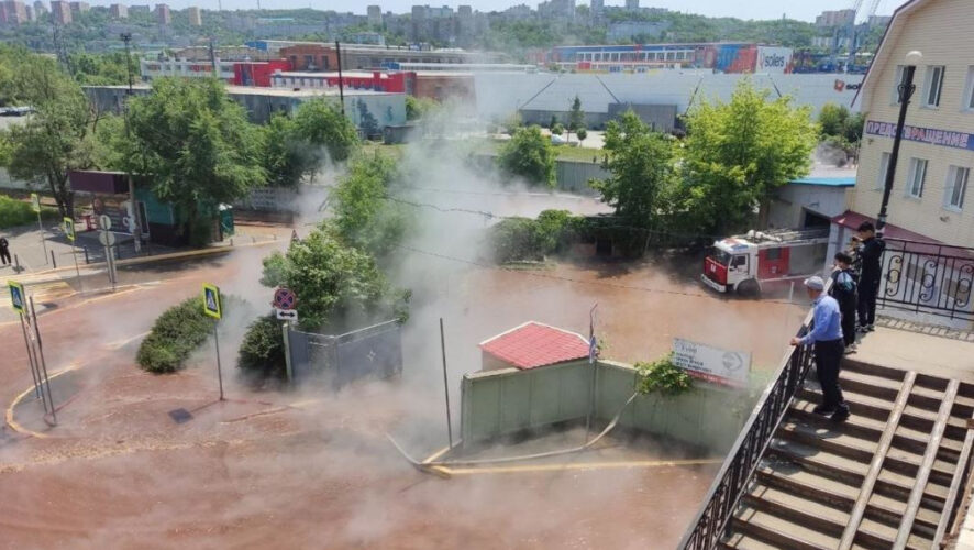 Место порыва затянуло паром