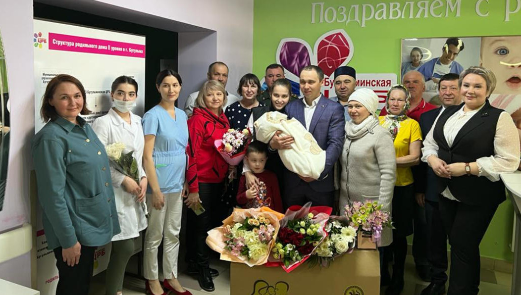 Выписка совпала с днем рождения молодой мамы.