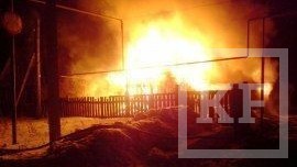 В селе Сапеево Азнакаевского района сегодня утром загорелся частный дом по улице Алиша. Площадь пожара составила 54 квадратных метра. Пострадавших нет. К ликвидации