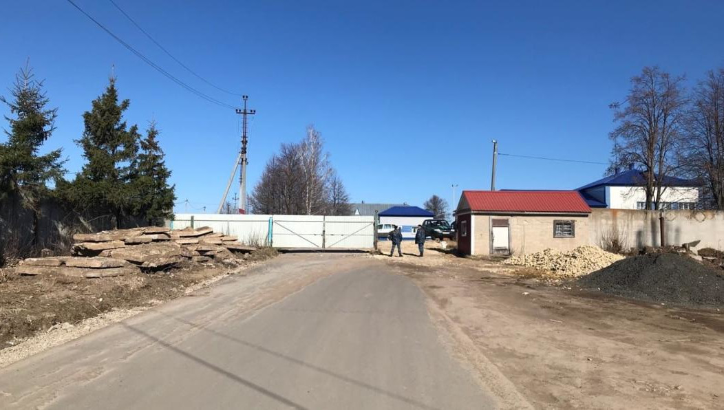 Приставы районного суда Рыбно-Слободска восстановили доступ жителей поселка к новому мини-маркету.