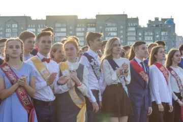 Российские школьницы активно обращались к мастерам по маникюру (в мае спрос вырос сразу в 4 раза).