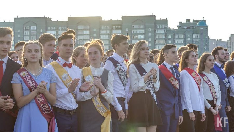 Российские школьницы активно обращались к мастерам по маникюру (в мае спрос вырос сразу в 4 раза).