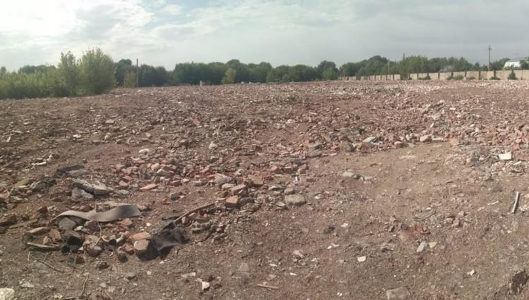 На такой площади разбросан битый кирпич.