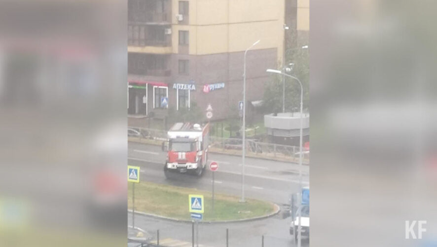 На место прибыли пожарные.