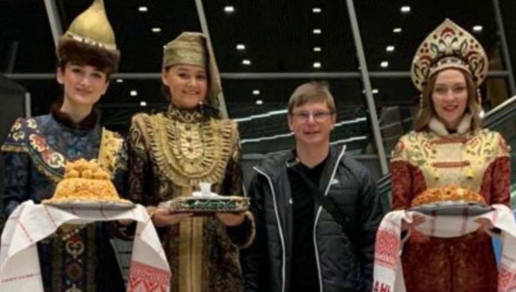 Футболист сборной проведет в республике несколько дней.