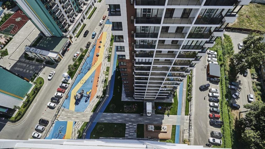 Полиция пытается разобраться в причинах странного инцидента - кому и зачем понадобилось бить машины на стоянке ЖК &laquo;Сказочный лес&raquo;.