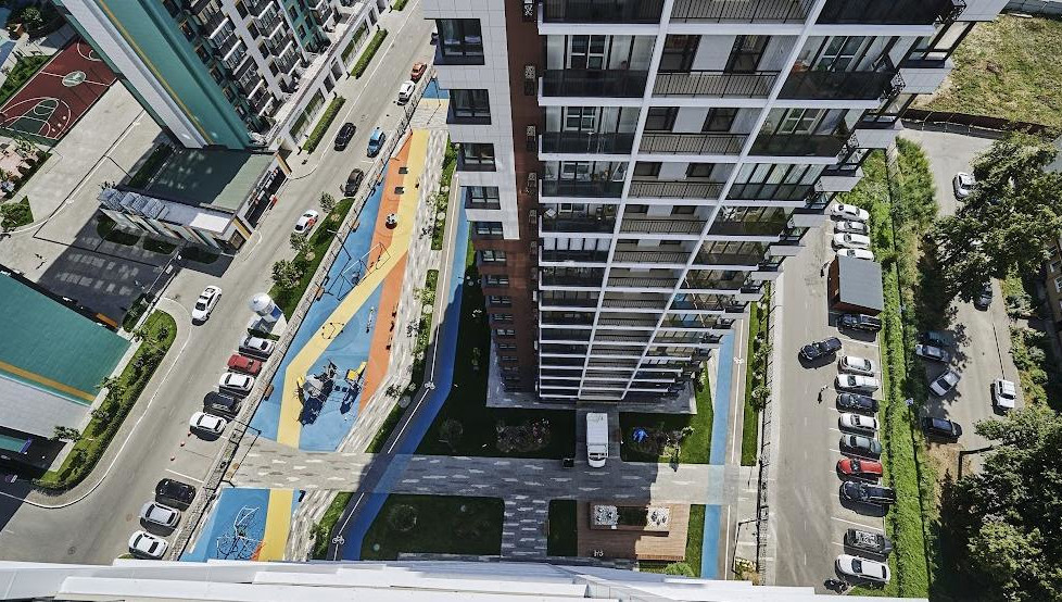 Полиция пытается разобраться в причинах странного инцидента - кому и зачем понадобилось бить машины на стоянке ЖК «Сказочный лес».