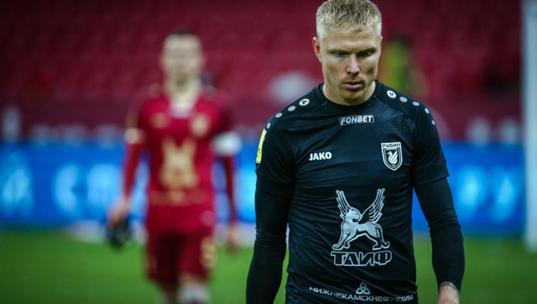 На последних секундах вратарь совершил голевую ошибку.