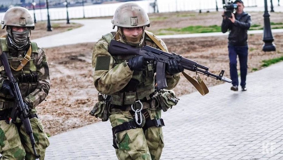 Военнослужащие учатся навыкам действий в составе подразделений и осваивают боевую технику.