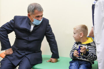 Президент Татарстана посетил реабилитационный центр «Сила в детях» и встретился с родителями