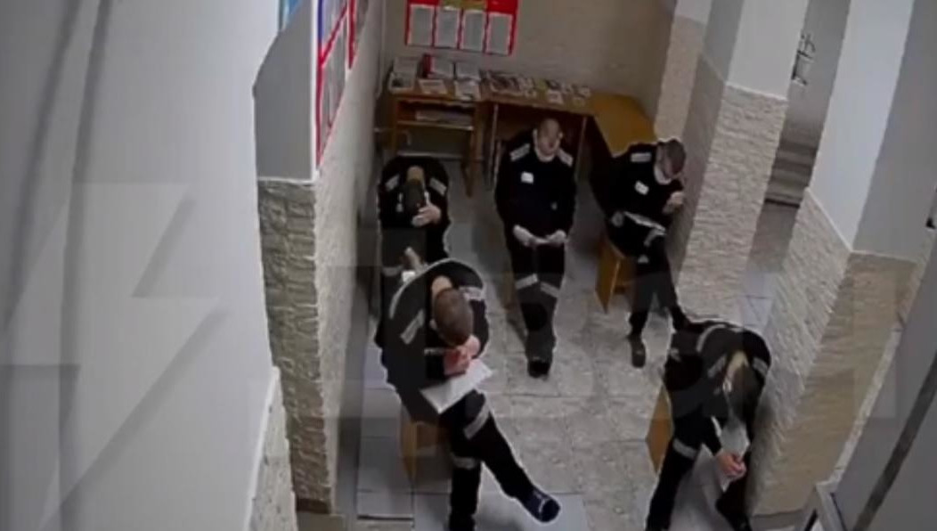 Заключенных заставляют целый день сидеть неподвижно и не разговаривать друг с другом.