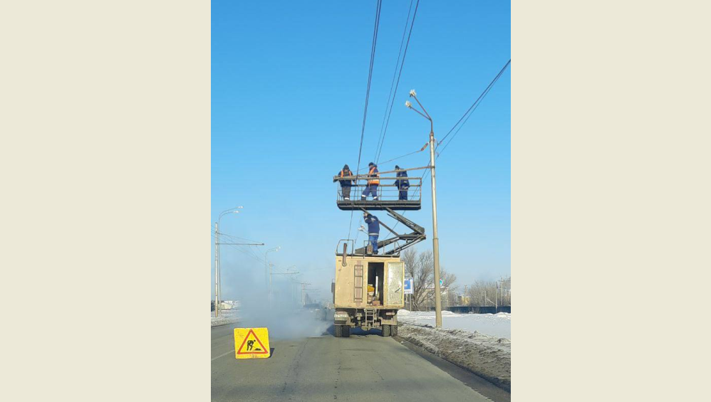 Авария случилась из-за неустановленного пока водителя на спецтехнике.