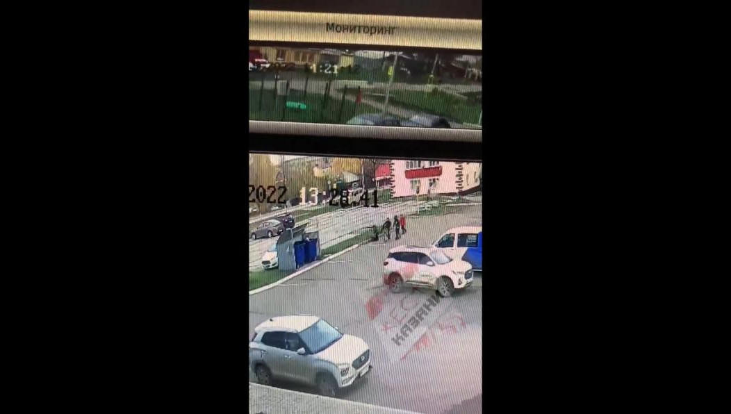 Школьник ни за что ударил ногой первоклассника на улице.