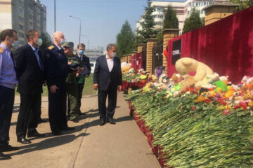Они возложили к мемориалу цветы в память о погибших.