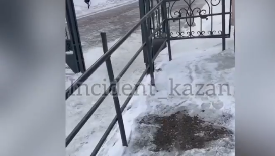 Она облокотилась на незакрепленный поручень.