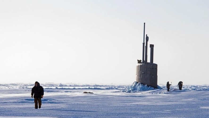 Атомная  подлодка ВМС СШАHartford во время учений в Арктике застряла во льду. Видео опубликовал телеканал CNN.