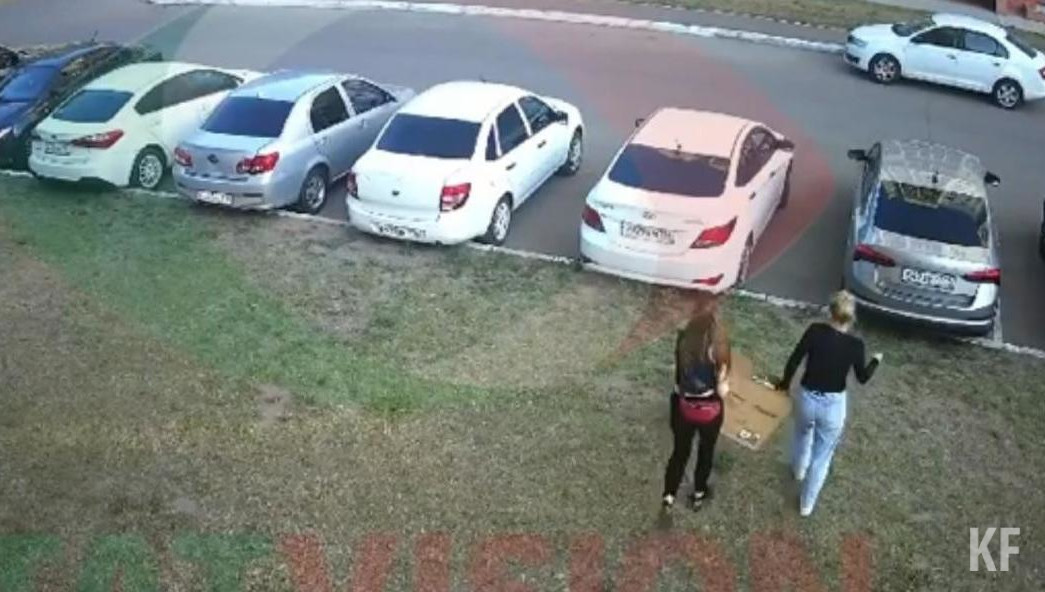 Двух подозреваемых запечатлели камеры наружного наблюдения.