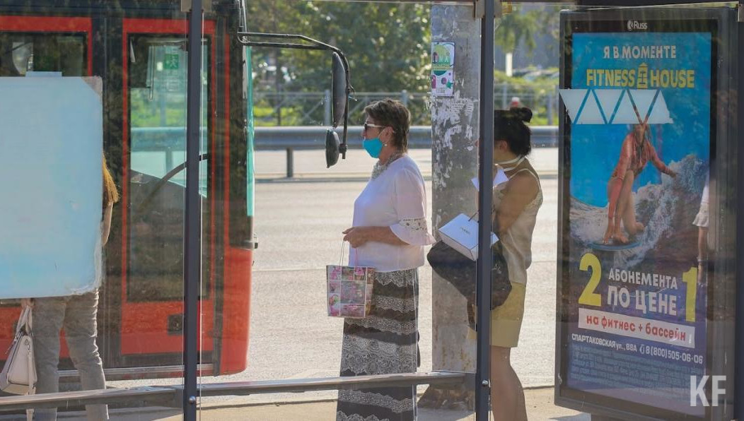 Женщина с ребенком резко встали с мест в транспорте.