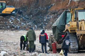 Работники предприятия сбрасывают все отходы у села Маевка.
