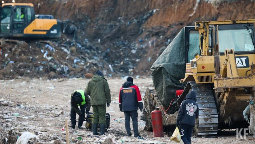 Работники предприятия сбрасывают все отходы у села Маевка.