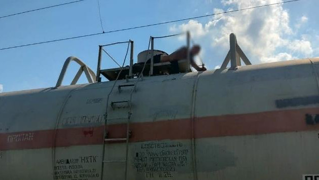 Сотрудники МЧС выехали на место и ждали пока напряжение снимут.