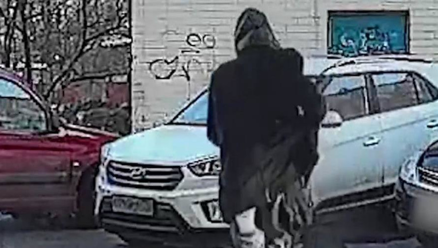 В его квартире проводится обыск.