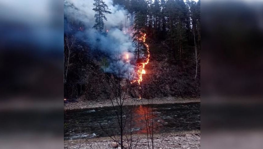 На данный момент пожар тушат 30 человек.