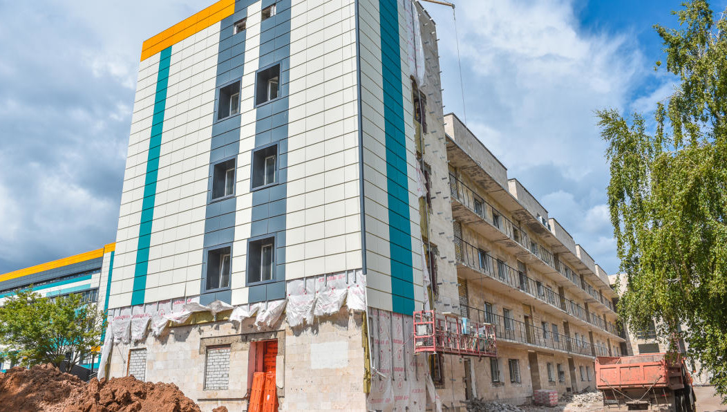 Работы в блоке «Г» планируют завершить к первому сентября.