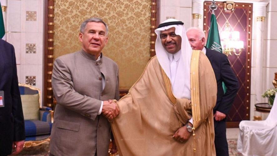 Президент Татарстана встретился с замминистра Саудовской Аравии по делам хаджа и умры.