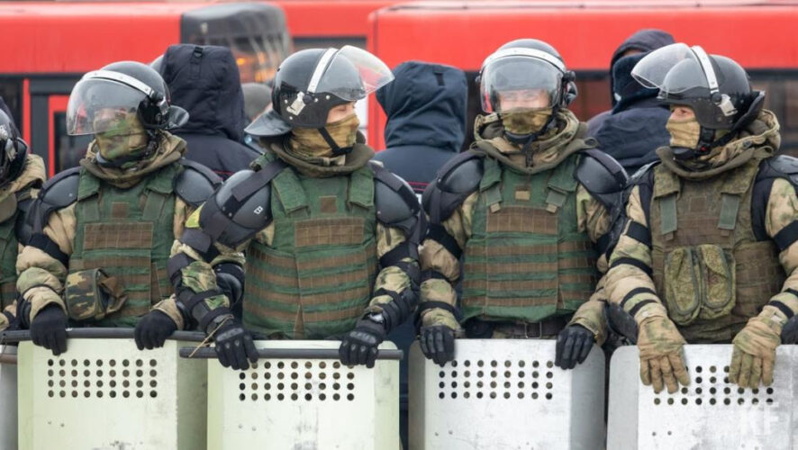 На митинге 31 января силовики блокировали группу людей у Академии наук и заставили лечь в снег.