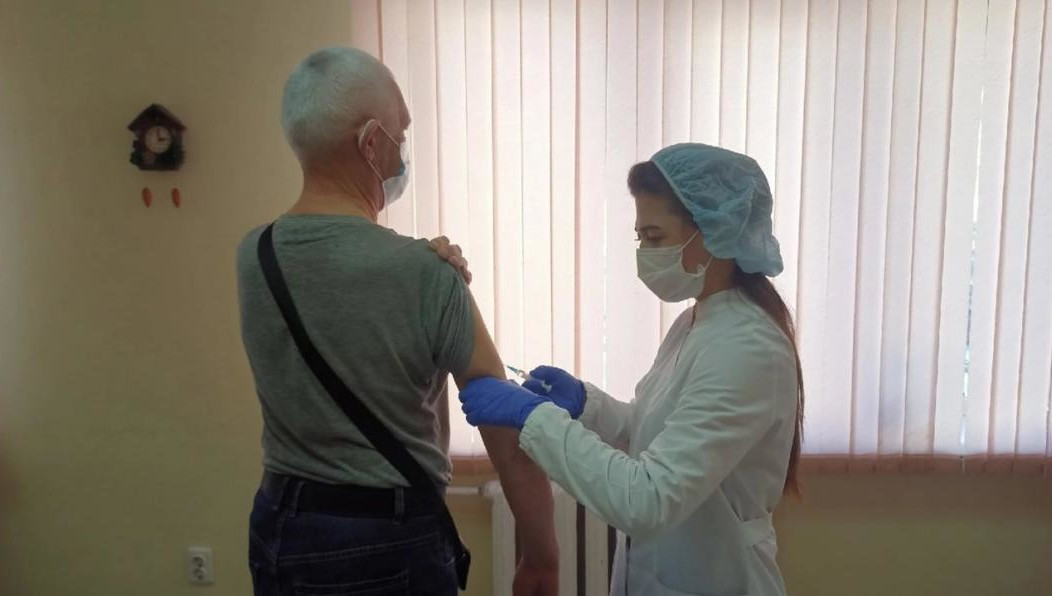 Медики выезжают в общественные центры микрорайонов.