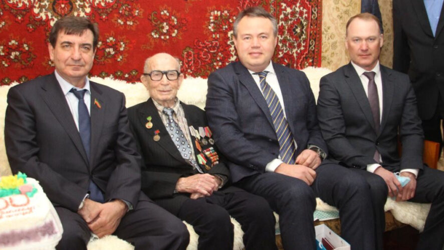 Юбиляру вручили памятные подарки и торт.