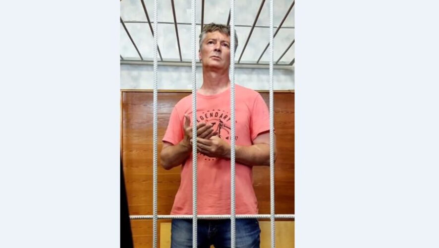 Также политику нельзя пользоваться интернетом