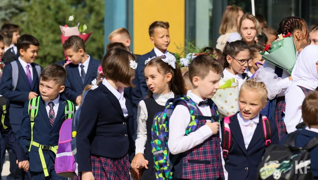 Депутаты Госдумы одобрили законопроект о введении в стране единых общеобразовательных программ. Вариативность обучения с 1 сентября 2023 года будет сильно ограничена. Какие у этого могут быть последствия – в материале KazanFirst.