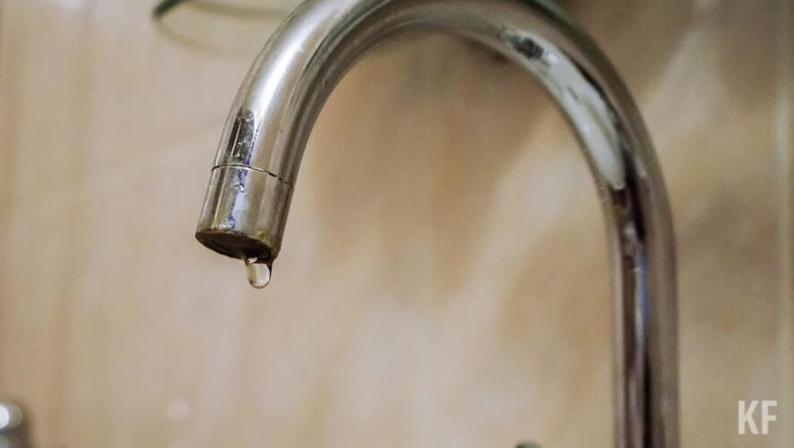 Это связано с переврезкой участка водопровода.