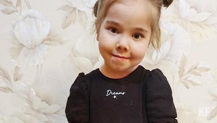 Девочка болеет сложным и редким заболеванием.