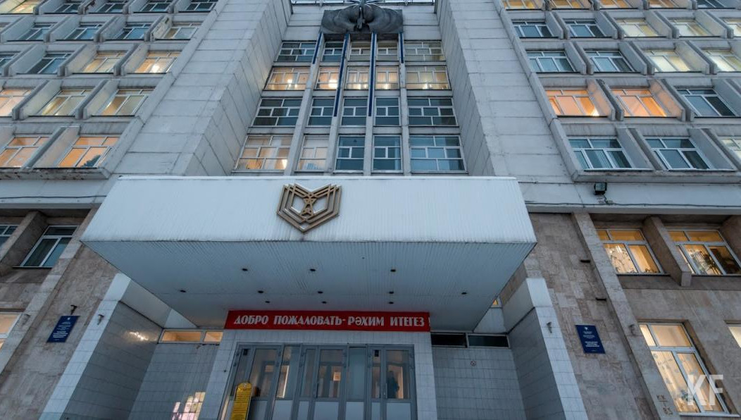 На данный момент зарплата профессоров-преподавателей составляет 88 тысяч рублей.