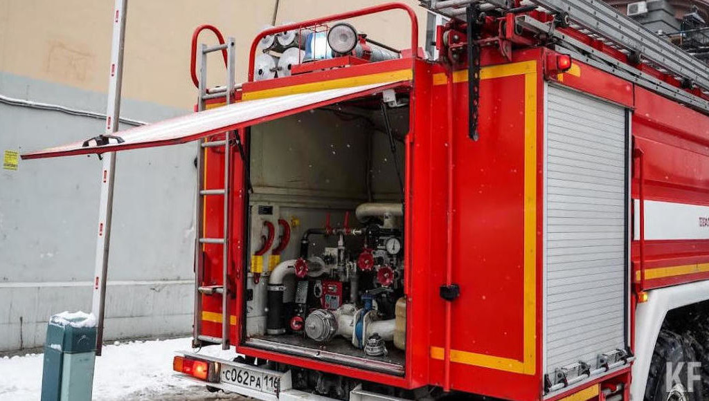 На месте работают пожарные расчеты.