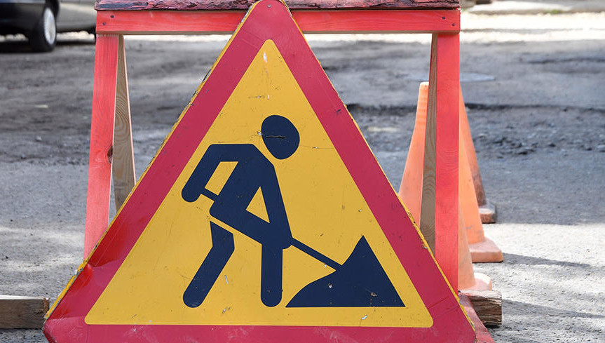 Будут проводиться работы по строительству водопровода и канализации для жилого дома.