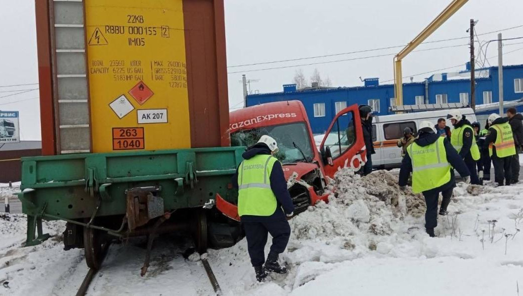 «Форд Транзит» на большой скорости влетел в движущийся состав.