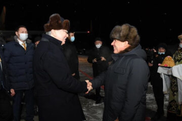 В Казани его встретил президент республики Рустам Минниханов и другие официальные лица.
