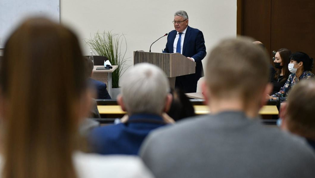 Его избрали большинством голосов.