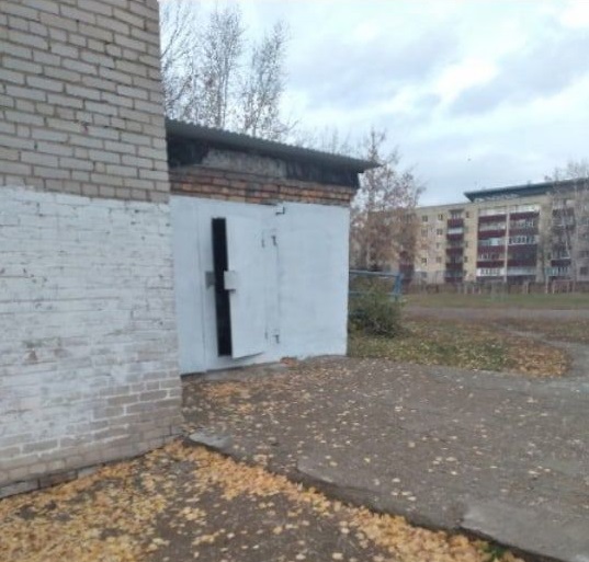 возле учреждения постоянно «тусуются» посторонние люди. О безопасности детей в таких условиях говорить не приходится.