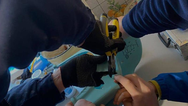 Сотрудники МЧС с помощью слесарного оборудования освободили палец ребёнка.