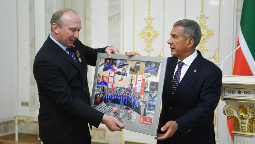 Президент Татарстана Рустам Минниханов наградил «КАМАЗ-Мастер» за триумф на ралли-рейде.