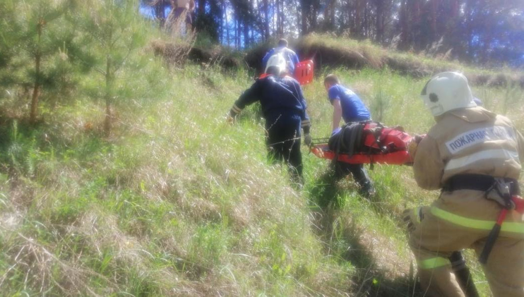 При падении мальчик повредил ногу.