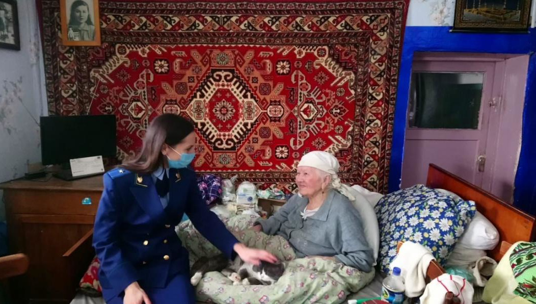 Представители надзорного ведомства навестили пенсионерку